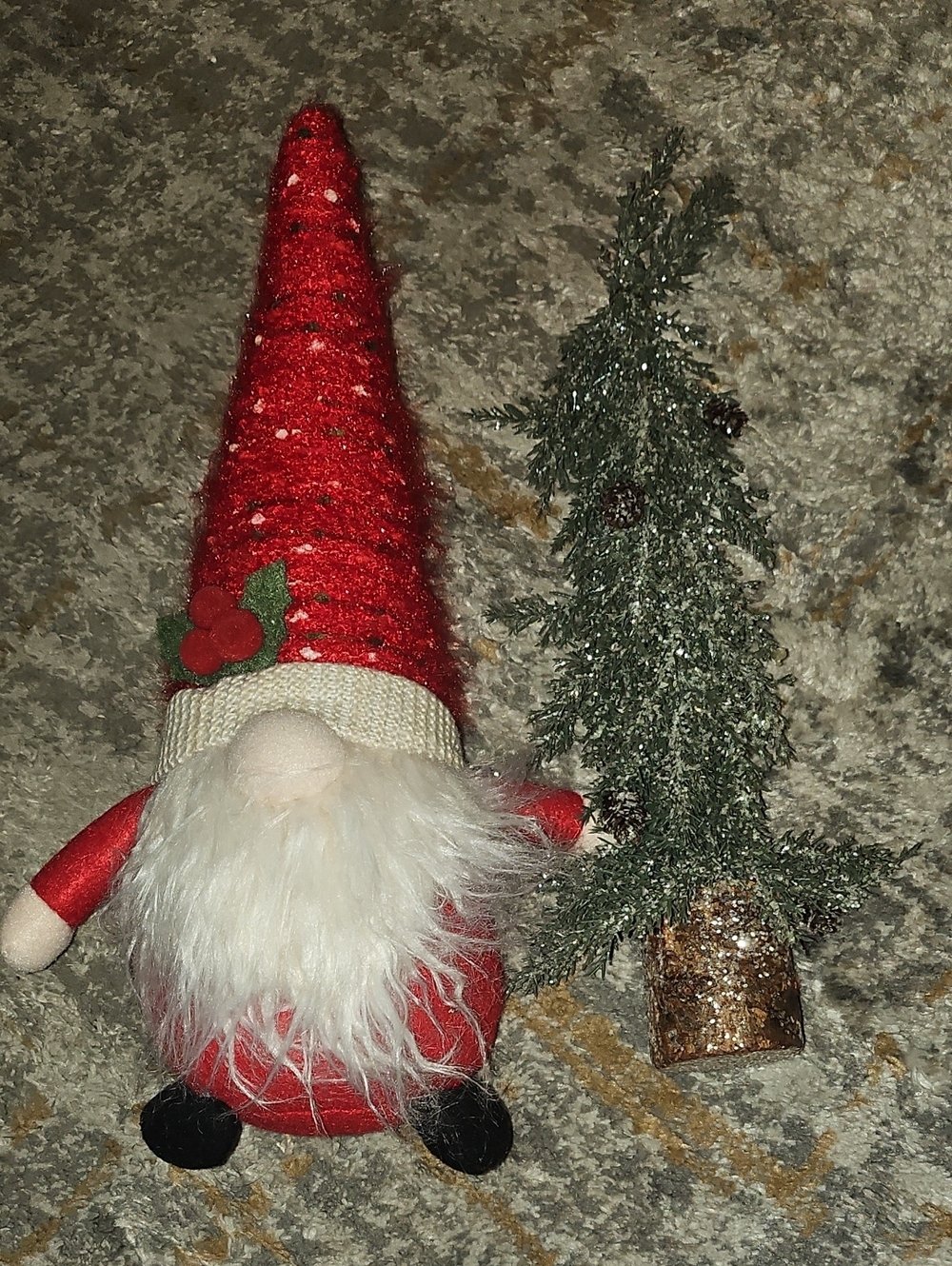 🟢 Red Holiday Gnome Plush And Tree Decoration - Festive Table Accent